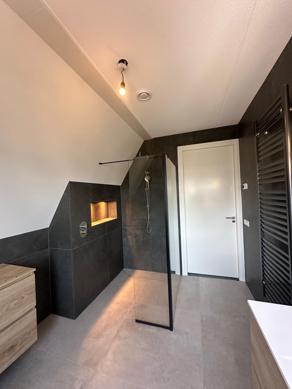 Zolderbadkamer antraciet